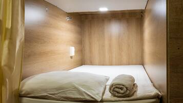 Dormitorio compartido económico, dormitorio mixto | Tabla de planchar con plancha, wifi gratis y ropa de cama