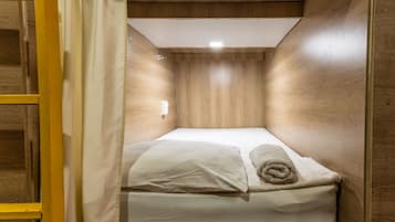 Tabla de planchar con plancha, wifi gratis y ropa de cama