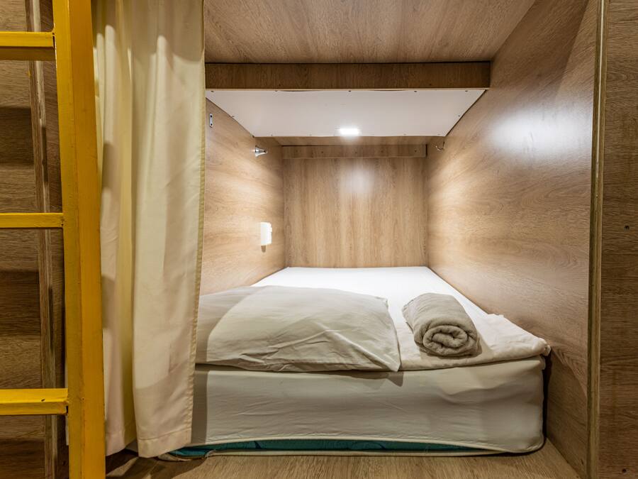 Dormitorio compartido económico, solo para mujeres | Tabla de planchar con plancha, wifi gratis y ropa de cama