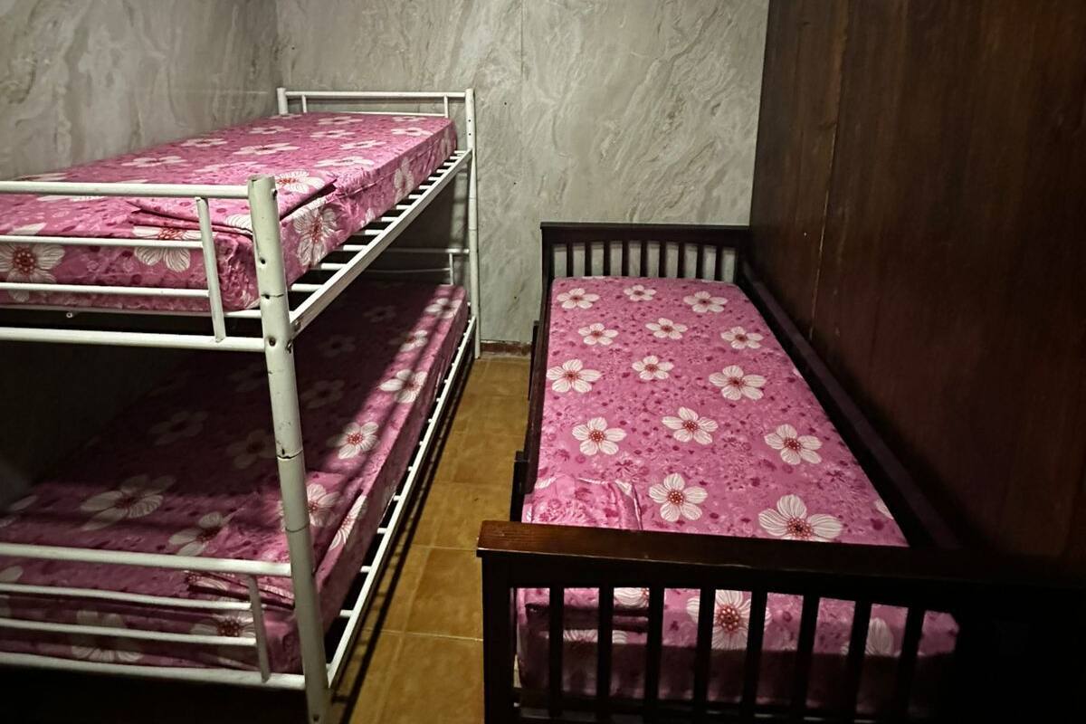 Economy Triple Room, 1 Bedroom | Iron/ironing board, WiFi (free), bed sheets