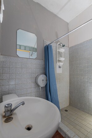 Tabla de planchar con plancha, wifi gratis y ropa de cama 