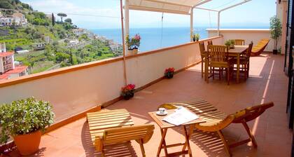 Amalfi-mäen ylähuone - perheille ja ryhmille