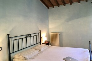 2 bedrooms, iron/ironing board, Internet, bed sheets
