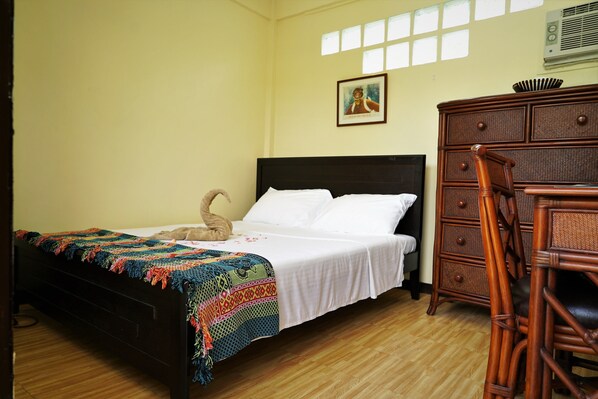 In-room safe, desk, free WiFi