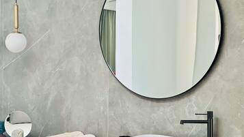 Een douche, een haardroger, handdoeken, zeep