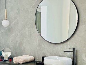 Bruser, hårtørrer, håndklæder, Sæbe