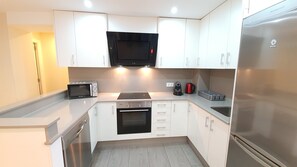 Frigorífic, microones, forn i placa de cuina 