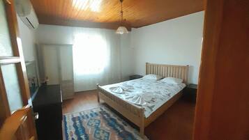 3 bedrooms, iron/ironing board, Internet, bed sheets