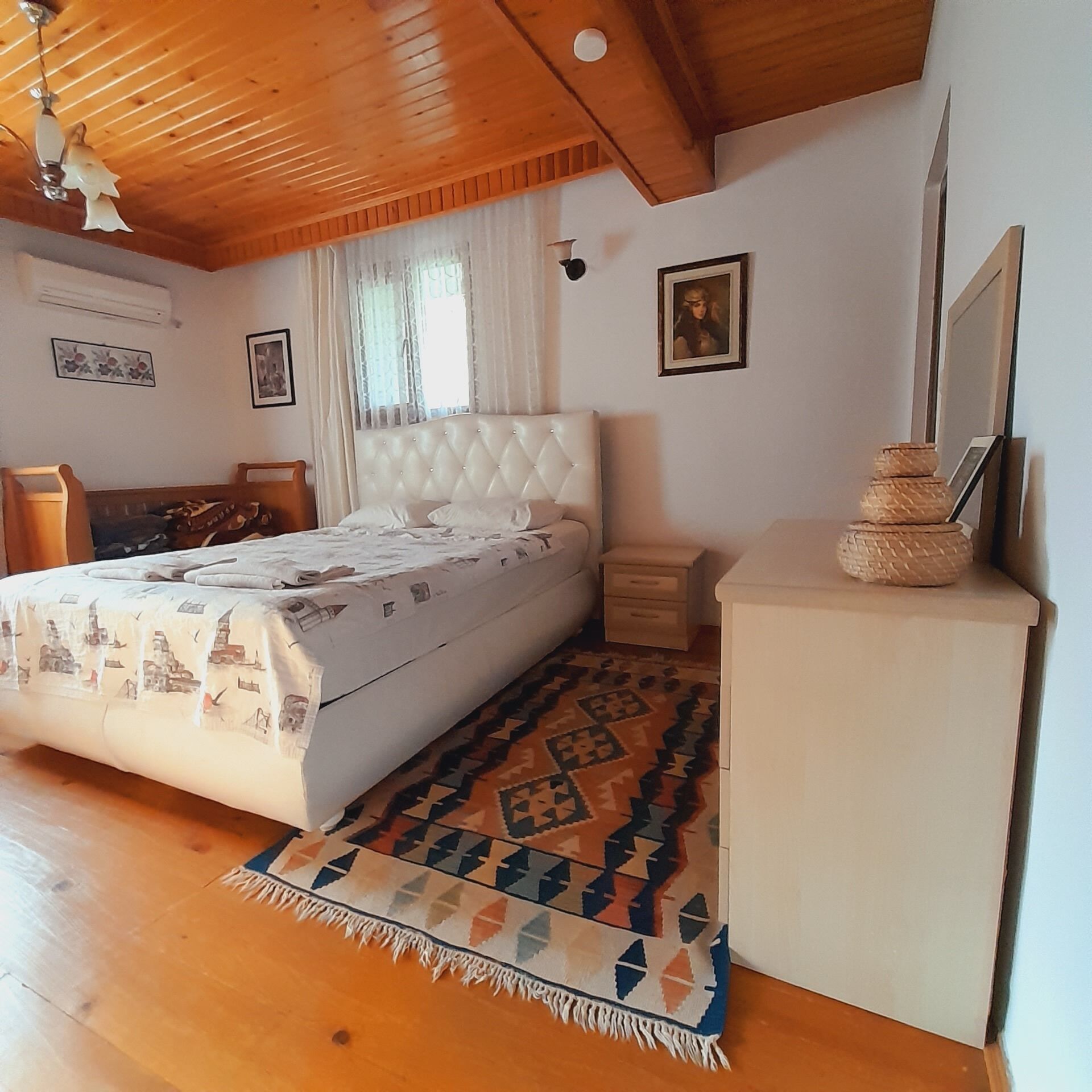 3 bedrooms, iron/ironing board, free WiFi, bed sheets