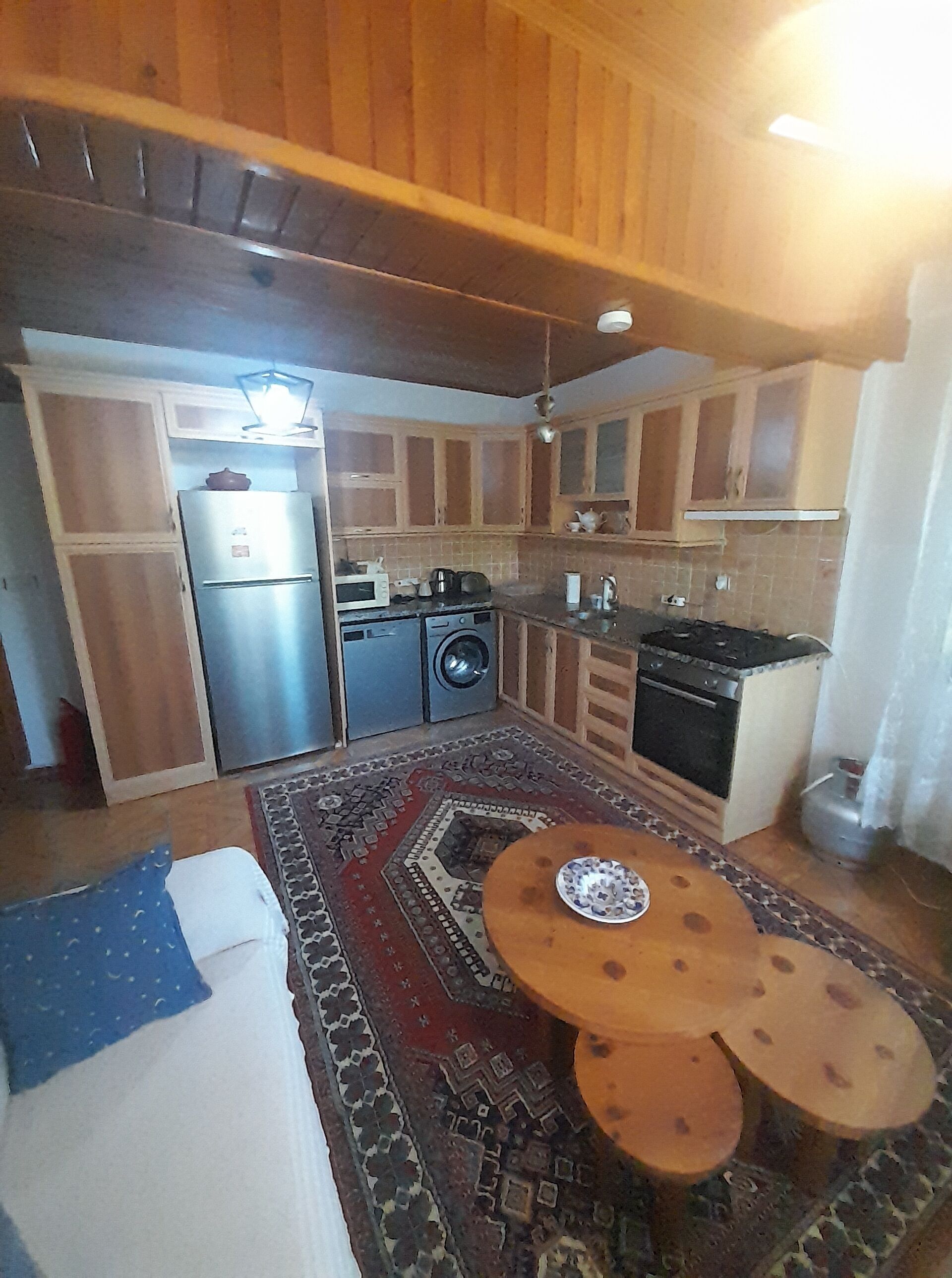 Jääkaappi, mikroaaltouuni, uuni, liesi