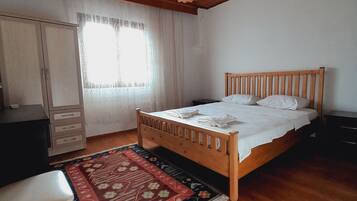 3 slaapkamers, een strijkplank/strijkijzer, gratis wifi, beddengoed