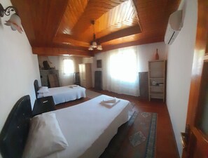 3 bedrooms, iron/ironing board, internet, bed sheets