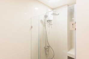 One Bedroom Condo | Bathroom shower - Rhythm Asoke 2 By Favstay (Bangkok)