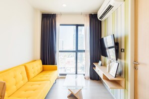 One Bedroom Condo | Living area - Rhythm Asoke 2 By Favstay (Bangkok)