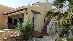 A house with a patio, a staircase, and a garden. - Charming holiday home Casa Belitta in Javea / Costa Nova (Xàbia)