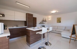 Geladeira, cooktop, lava-louças, cafeteira/chaleira