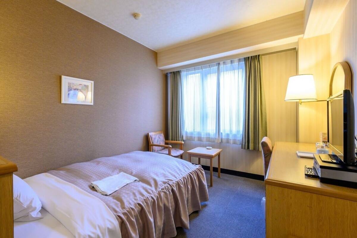 Een bureau, een strijkplank/strijkijzer, gratis wifi, beddengoed