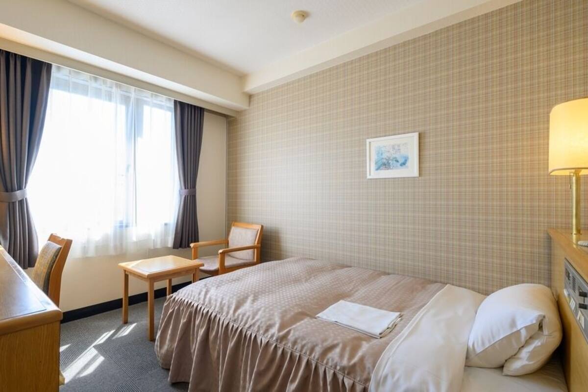 Een bureau, een strijkplank/strijkijzer, gratis wifi, beddengoed