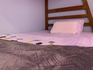 Townhouse Keluarga, 2 kamar tidur | 2 kamar tidur, seprai antialergi, dan tempat tidur Select Comfort