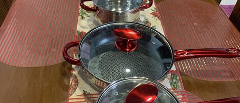 Perhepientalo, 2 makuuhuonetta | Yksityinen keittiö | Täysikokoinen jääkaappi, ruokailupöytä