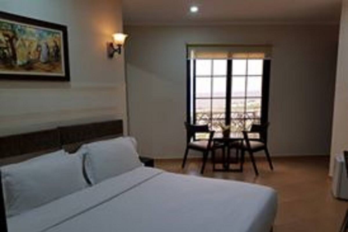 Deluxe Double Room | Peralatan tempat tidur premium, bar mini, meja 