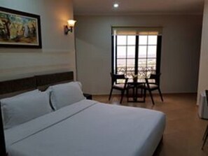 Deluxe tweepersoonskamer | Luxe beddengoed, een minibar, een bureau, verduisterende gordijnen