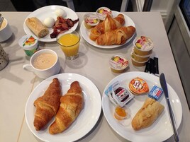 Desayuno continental gratuito y diario