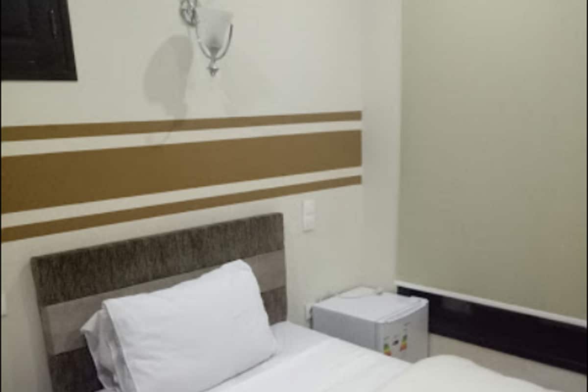 Luxe beddengoed, een minibar, een bureau, verduisterende gordijnen