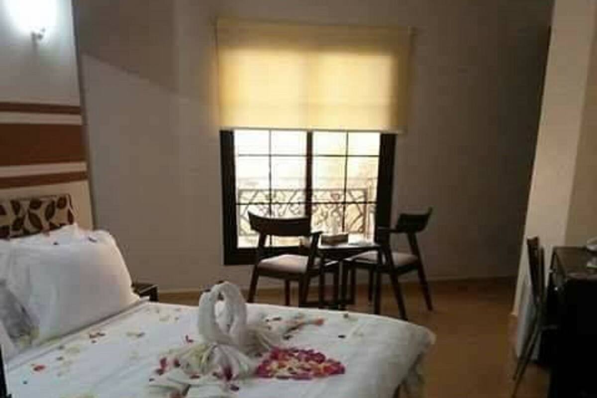 Standard Triple Room | Peralatan tempat tidur premium, bar mini, meja 