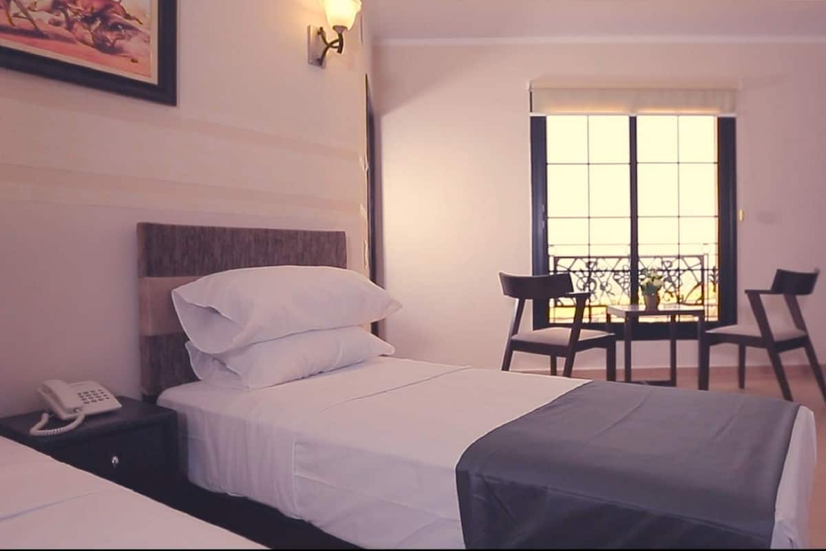 Superior eenpersoonskamer | Luxe beddengoed, een minibar, een bureau, verduisterende gordijnen