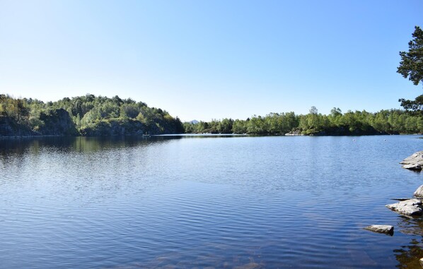 A calm lake with a forested shoreline and rocky outcrops. - Stunning home in Haulandshella with sauna (Haulandshella)