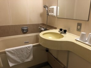 Habitación familiar, no fumadores | Baño | Ducha y bañera combinadas, secador de pelo y zapatillas