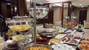 Un buffet proposant une variété de plats et de boissons.