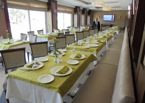 Breakfast, lunch, dinner served; local and international cuisine  - Hotel Tadj El Mouada (Setif)