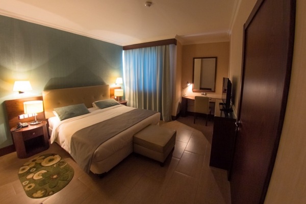 Enkelrum | Värdeförvaringsskåp på rummet, skrivbord och mörkläggningsgardiner