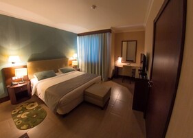 Tek Kişilik Oda | Odada kasa, masa, güneşlik/perde, ücretsiz kablosuz İnternet 