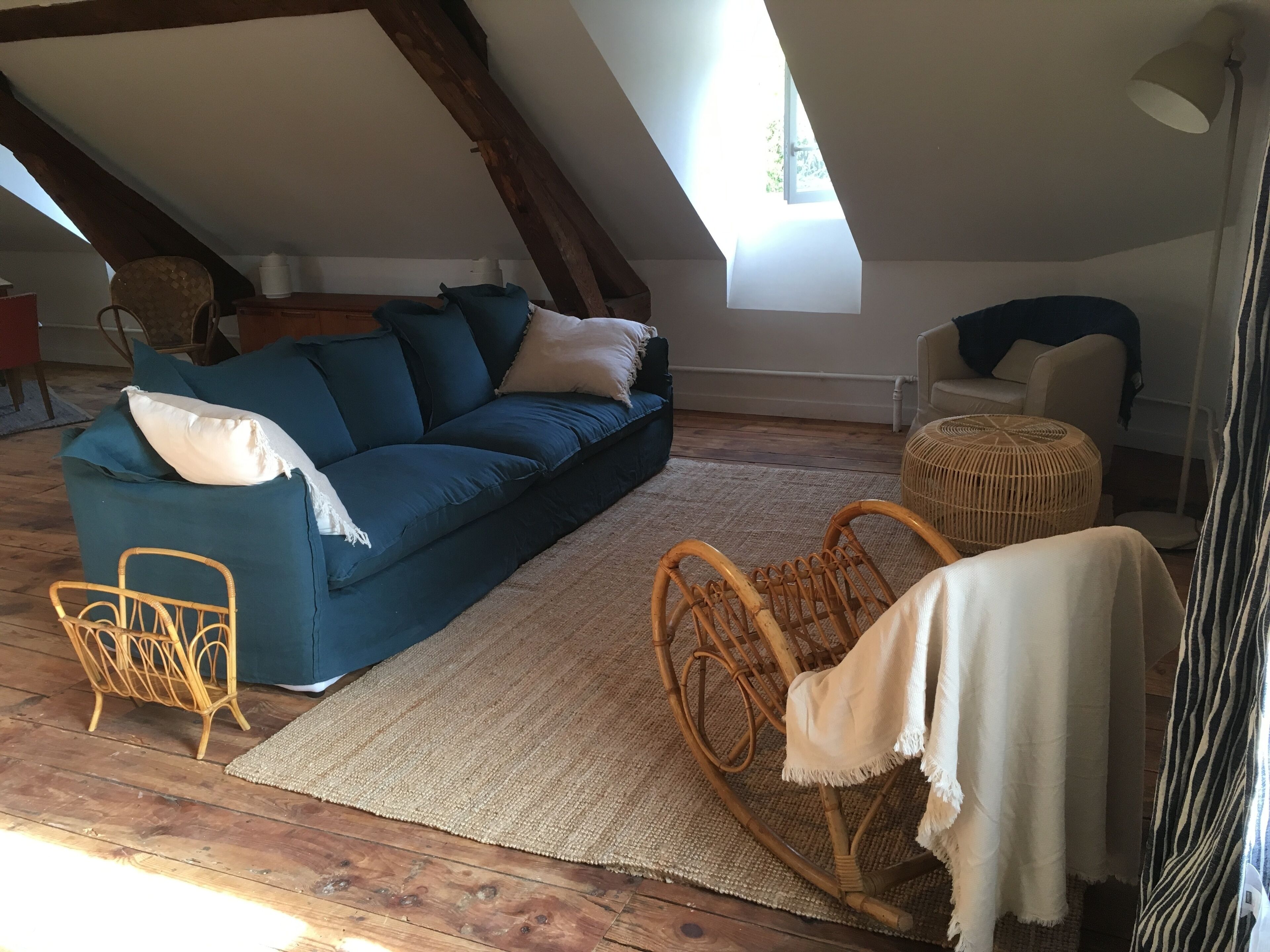 Télévision, livres, chaîne hi-fi, espaces bureaux