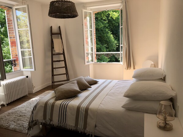 5 habitaciones, tabla de planchar con plancha, cuna de viaje y wifi 