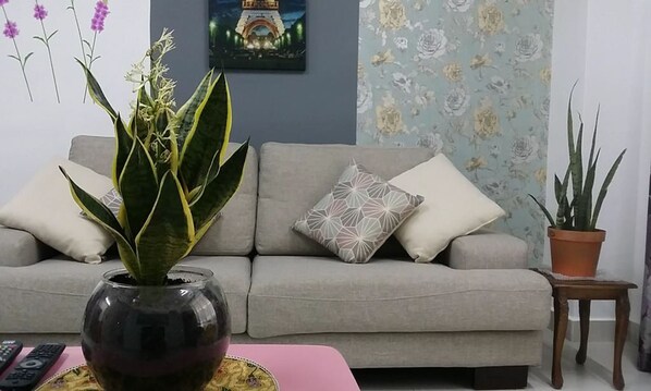 Departamento, 4 habitaciones | Sala de estar | Televisión de pantalla plana