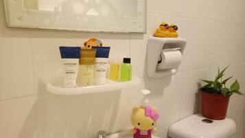 Apartment, 4 Bedrooms | Bilik Mandi | Pancuran mandi, kelengkapan dandanan diri percuma, pengering rambut