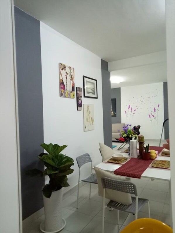 Apartment, 4 Bedrooms | In-room dining
