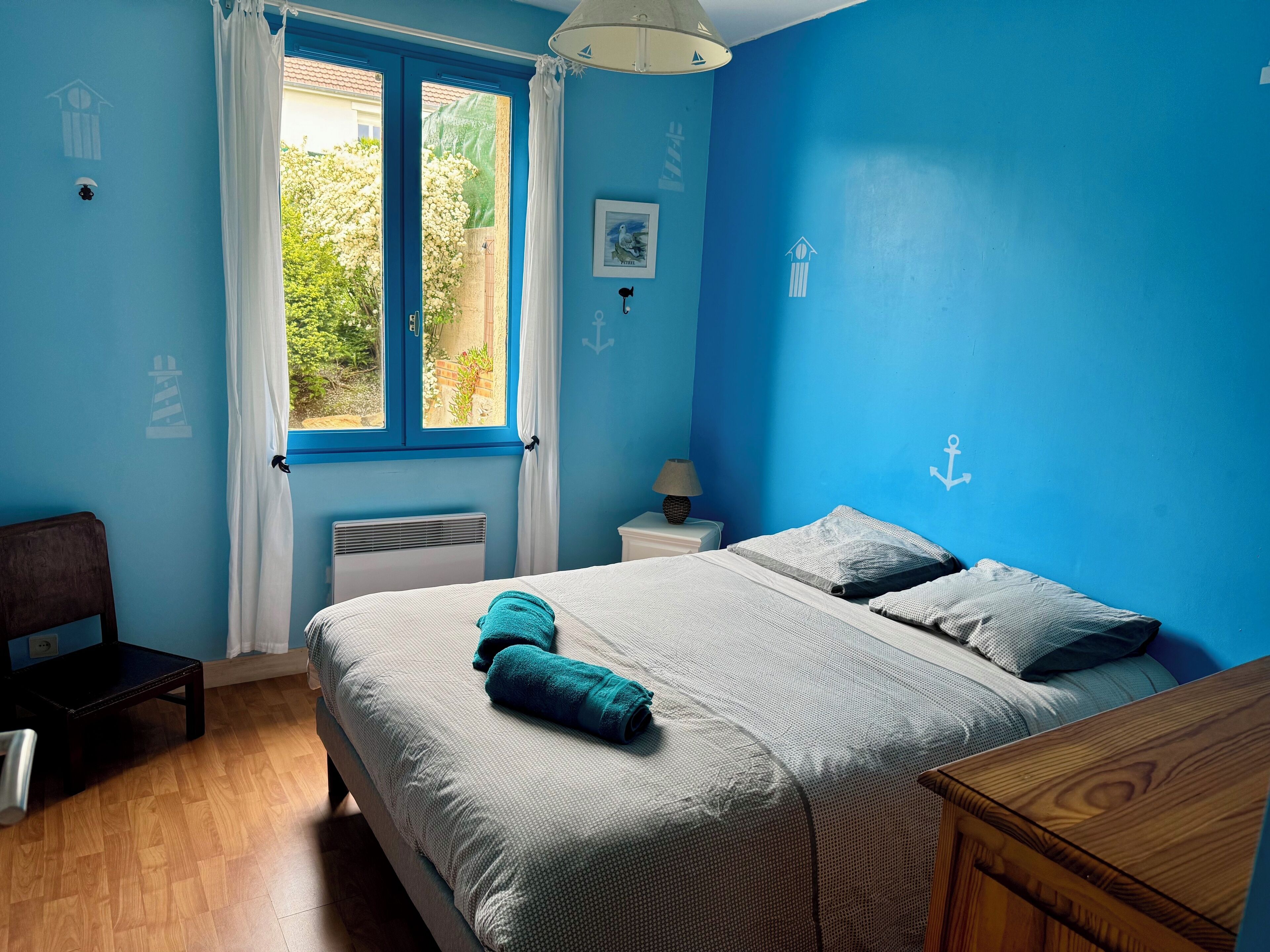 4 bedrooms, iron/ironing board, free WiFi, bed sheets