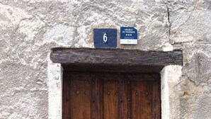 Una puerta de madera con un cartel que indica un lugar turístico.