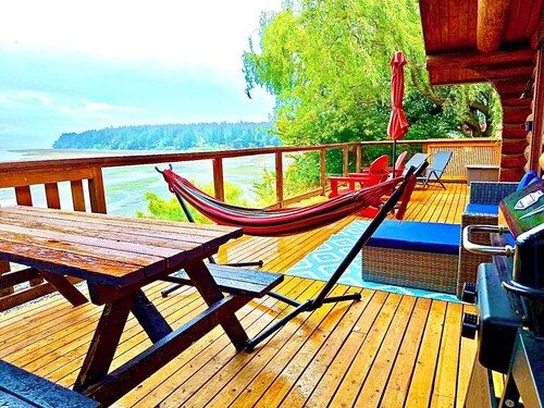 TEXADA'S Stunning Waterfront Cottage - The Beach House Texada! Dogs welcome!