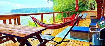TEXADA'S Stunning Waterfront Cottage - The Beach House Texada! Dogs welcome!