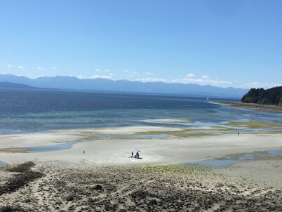 TEXADA'S Stunning Waterfront Tiny Cottage in Gillies Bay:The Beach House Texada!