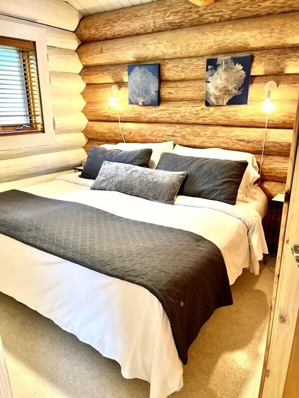 2 bedrooms, desk, soundproofing, iron/ironing board