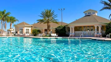 Una piscina al aire libre, una piscina climatizada