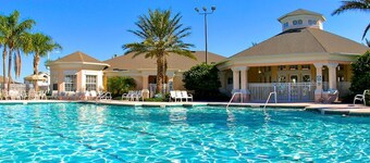 Family friendly, 10 mins to Disney, WIFI, Resort style amenities, Backyard pool