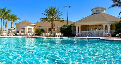 Ideal para familias, a 10 minutos de Disney, WIFI, comodidades estilo centro turístico, piscina en el patio trasero